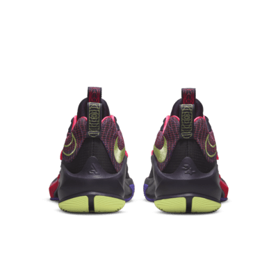 Freak 3 Basketball Shoes. Nike RO