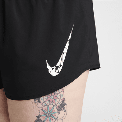 Nike One Swoosh Dri-FIT fôret løpeshorts med mellomhøyt liv til dame (Plus Size)