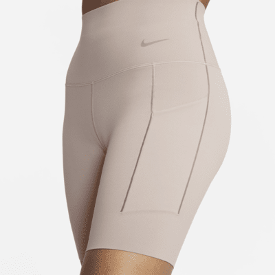 Shorts de ciclismo con bolsillos de 20 cm de tiro alto y media sujeción para mujer Nike Universa