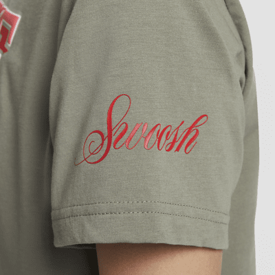 เสื้อยืดเอวลอยแขนสั้นผู้หญิงทรงหลวม Nike Sportswear