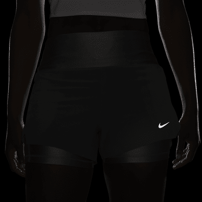 Nike Dri-FIT Swift-2-i-1-løbeshorts (7,5 cm) med mellemhøj talje og lommer til kvinder 