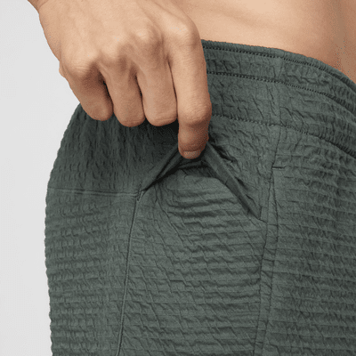 Shorts sin forro Dri-FIT de 18 cm para hombre Nike Yoga