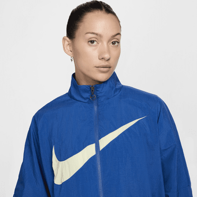 Chamarra de fútbol Nike de tejido Woven para mujer Club América Essential