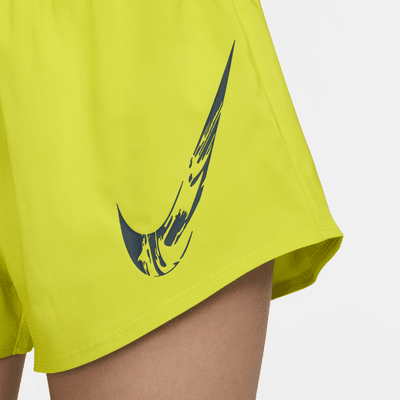 Shorts Dri-FIT con gráfico de tiro medio con forro de ropa interior para mujer Nike One