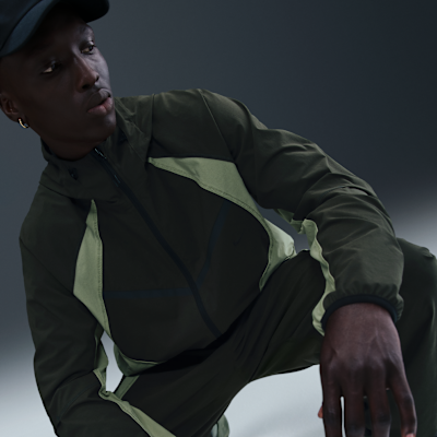 Giacca Windrunner ampia in tessuto Dri-FIT a blocchi di colore Nike Tech – Uomo