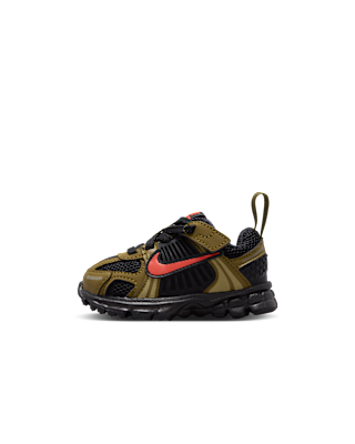 Nike Vomero sneaker Zwart/Olive Flak/Quantum Moss/Picante Red