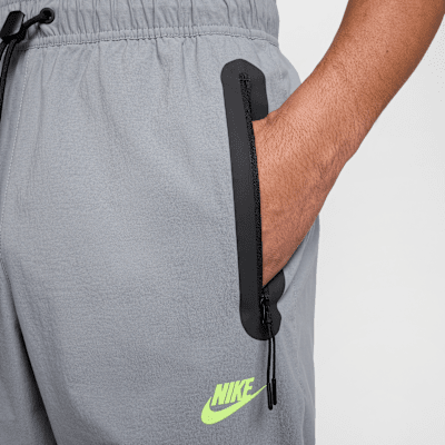 Nike Tech szőtt, nyitott szegélyű férfinadrág