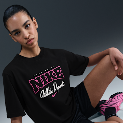 Playera de manga corta con gráfico holgada para mujer Nike Sportswear