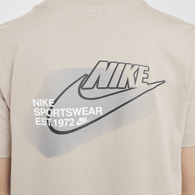 Nike Sportswear Standard Issue T-skjorte med grafikk til store barn (gutt)