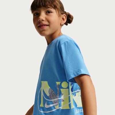 Playera de corte cuadrado para niños talla pequeña Nike Move With Nature