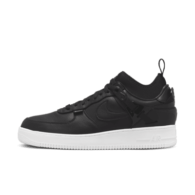 Zwarte Air Force 1 sneakers. Nike