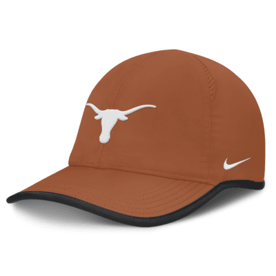 Gorra ajustable universitaria Nike Dri-FIT para hombre Texas Longhorns On-Field Featherlight