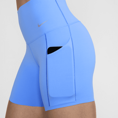 Shorts de ciclismo con bolsillos de 13 cm de tiro alto y media sujeción para mujer Nike Universa