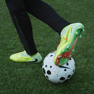 Fotbollssko för gräs Nike Phantom 6 Low Elite