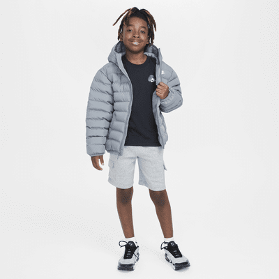 T-Shirt με σχέδιο Nike Sportswear Standard Issue για μεγάλα αγόρια