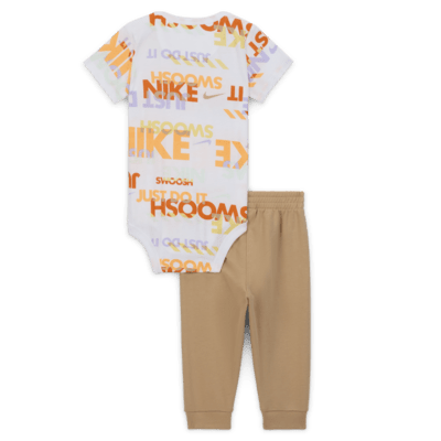 Conjunto de body con pants estampados para bebé (0 a 9 meses) Nike Sportswear Playful Exploration