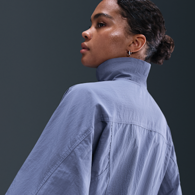 Chamarra con protección UV Repel oversized para mujer Nike Sportswear Everything Wovens