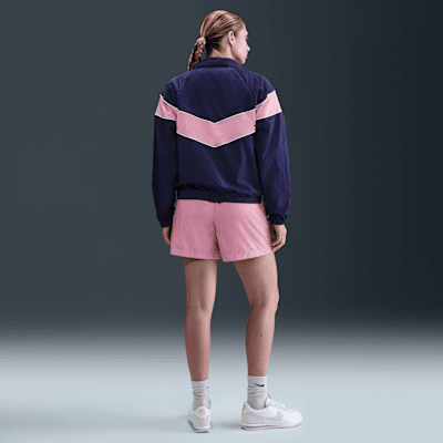 Nike Sportswear Classic Shorts de tejido Woven de tiro medio de 13 cm con logotipo para mujer