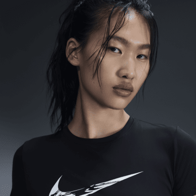 เสื้อวิ่งกราฟิกแขนสั้นผู้หญิง Dri-FIT Nike One