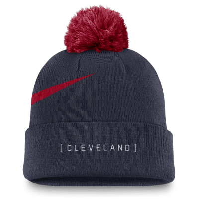 Gorro con dobladillo y pompón Nike de la MLB para hombre Cleveland Guardians Peak