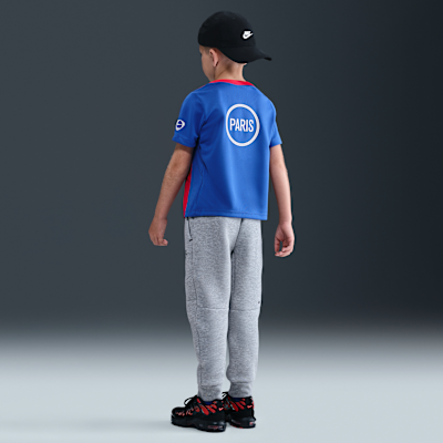 Paris Saint-Germain Academy Pro Üçüncü Nike Dri-FIT Total 90 Maç Öncesi Kısa Kollu Küçük Çocuk Futbol Üstü