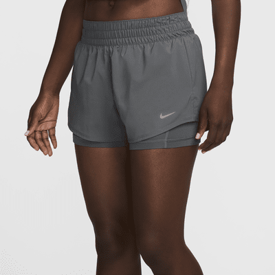 Nike One Dri-FIT 2-i-1 dameshorts med mellomhøyt (8 cm)