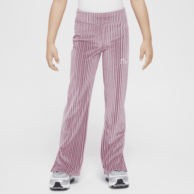 Pants de tela de canalé acampanados, ajustados y cómodos para niños talla pequeña Nike Sportswear