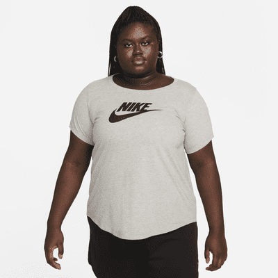 Playera con logotipo talla grande para mujer Nike Sportswear Essentials