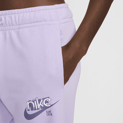 Pants de French Terry con gráfico de tiro medio de pierna ancha para mujer Nike Sportswear Club Fleece