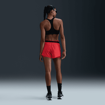 Nike Swift Dri-FIT 2-i-1 løpeshorts med mellomhøyt liv til dame