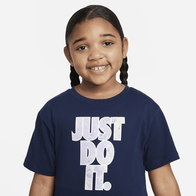 Playera con gráfico para niños talla pequeña Nike Club