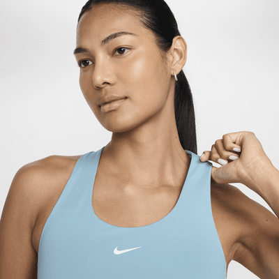 Camiseta de tirantes con bra deportivo con almohadilla de media sujeción para mujer Nike Swoosh