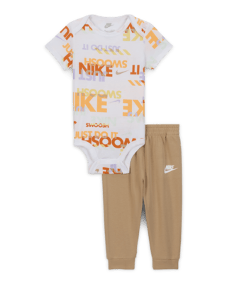 Детские  Nike Sportswear Playful Exploration Baby (0-9M) Printed Bodysuit and Pants Set