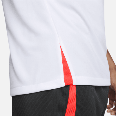 Nike Dri-FIT Strike Men's Short-Sleeve Football Top. Nike ZA