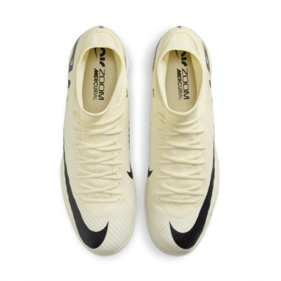 Calzado de fútbol de perfil alto para cancha cubierta Nike Mercurial ...