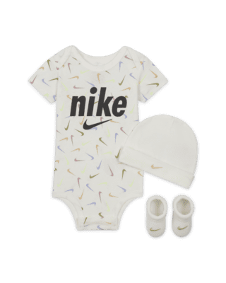 En la mayoría de los casos resistencia frío Conjunto de 3 piezas para bebé Nike Everyone From Day One. Nike.com
