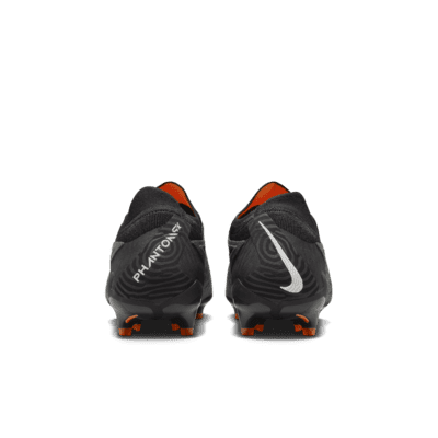 Tacos de fútbol de corte low para terreno firme Nike Phantom GX Elite