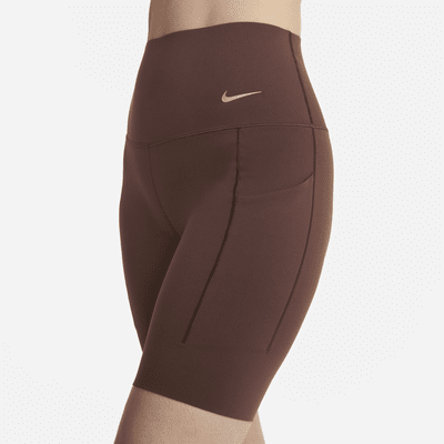 Shorts de ciclismo con bolsillos de 20 cm de tiro alto y media sujeción para mujer Nike Universa