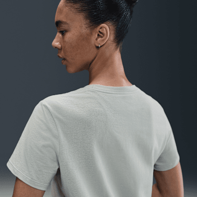 Nike Sportswear Essentials Playera con logotipo para mujer