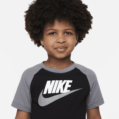 Playera para niños talla pequeña Nike Sportswear Futura Raglan Tee ...