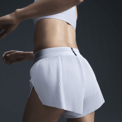 Shorts de correr Dri-FIT de tiro medio de 8 cm con forro de ropa interior para mujer Nike AeroSwift