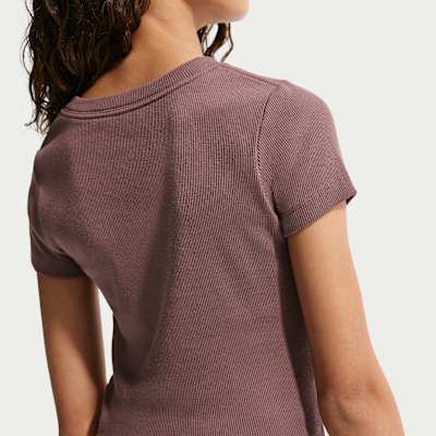 Nike Sportswear Kurzes, geripptes T-Shirt in schmaler Passform für ältere Kinder (Mädchen)