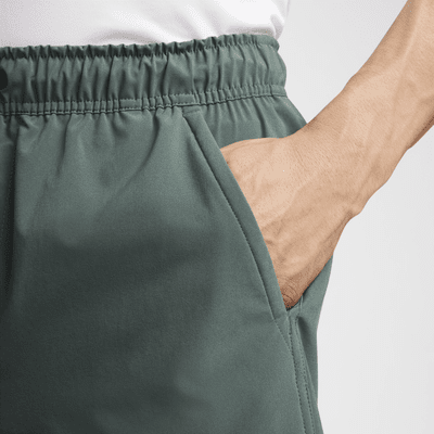 Shorts versátiles Dri-FIT de 18 cm sin forro para hombre Nike Unlimited Swoosh