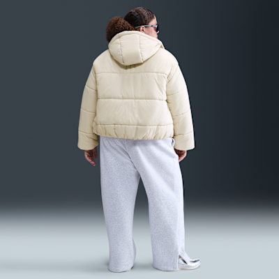 Jacka med huva Nike Sportswear Classic Puffer Therma-FIT i ledig modell för kvinnor (Plus Size)