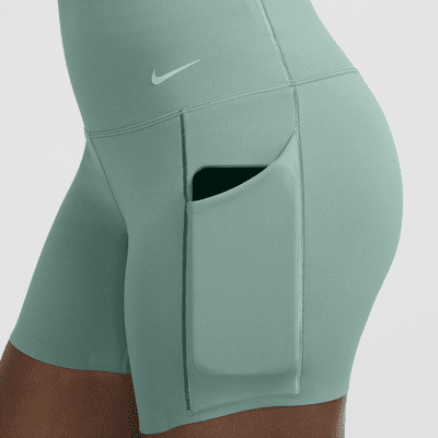 Shorts de ciclismo con bolsillos de 13 cm de tiro alto y media sujeción para mujer Nike Universa