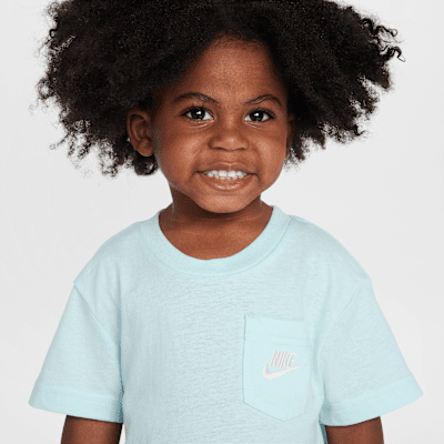 Nike Sportswear Conjunto de playera con bolsillo y shorts de French Terry para bebé