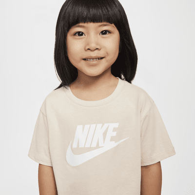 Playera de corte cuadrado infantil Nike Club