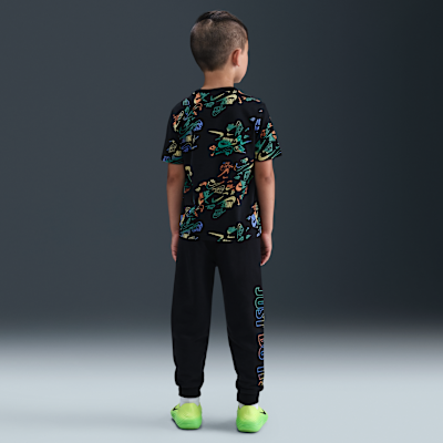 Conjunto de playera y pants Reveal estampado para niños talla pequeña Nike Sportswear