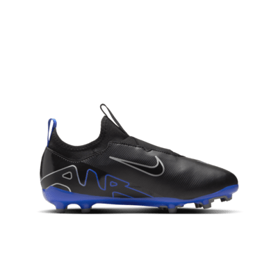 Tacos de fútbol de corte low para terrenos múltiples para niños de preescolar y grandes Nike Jr. Mercurial Vapor 15 Academy