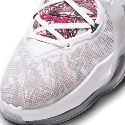 Chaussure de basket LeBron 19